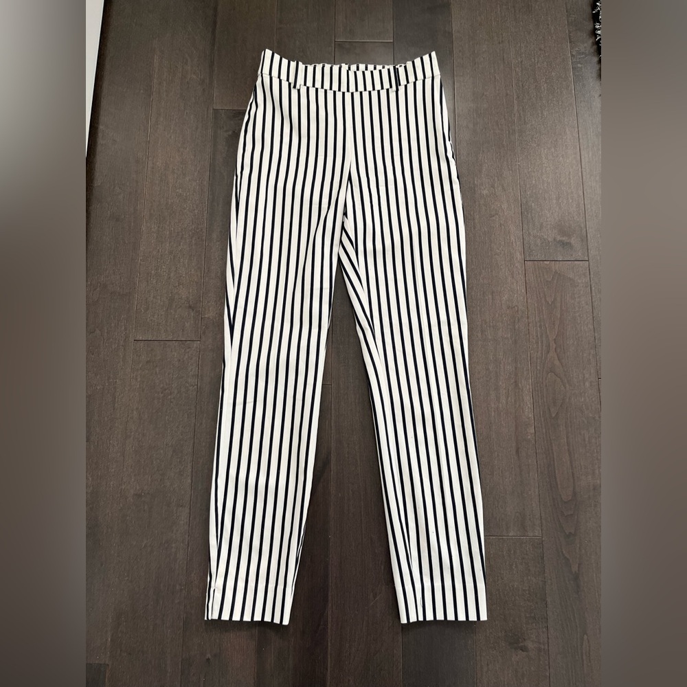 H&M Navy and White Striped Slacks Size 2 Ankle Height
Business Casual, Office